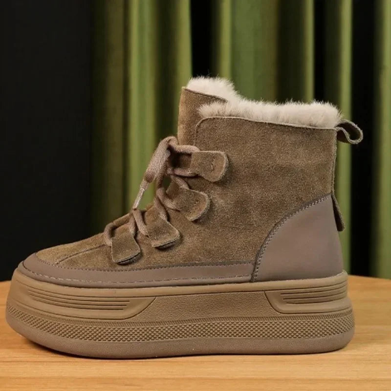 Bota Feminina em Camurça com Plataforma e Forro Peluciado – (Promoção de Inverno 2026)