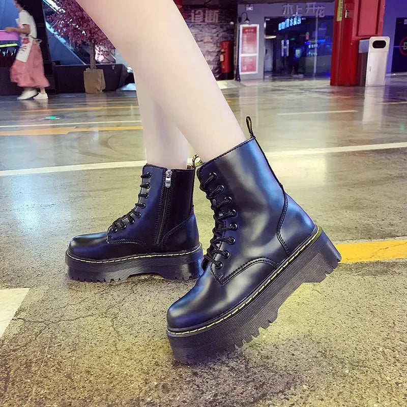 Bota Feminina de Cano Curto com Cadarço