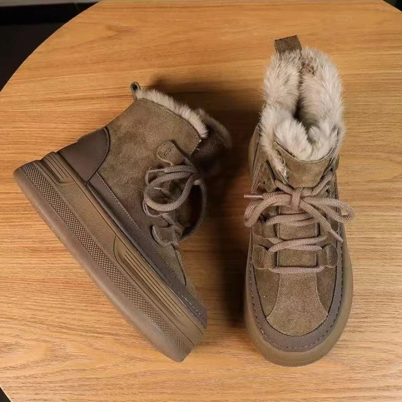 Bota Feminina em Camurça com Plataforma e Forro Peluciado – (Promoção de Inverno 2026)